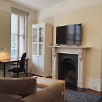 Spacious Central London 2 Bedroom Mansion Block Apartment