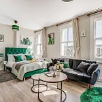 Studio For City Explorers - 3 Min Walk To Station