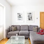 Cosy Oval Apartment