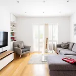 Cosy Oval Apartment