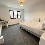 Spacious Bedroom In Beckton