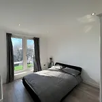 Lovely 2 Bedroom With Balcony - London
