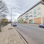 Two Bedroom Apartment Near Lewisham Station