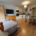 London Excel Apartment With Parking