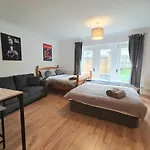London Excel Apartment With Parking