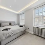 Modern Townhouse With Cinema Room In London Se1