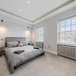 Modern Townhouse With Cinema Room In London Se1
