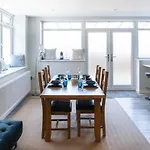 Amazing New Spacious Apartment In Se1