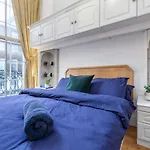 Flat In Baker Street
