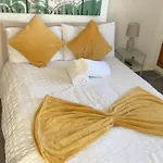 Great 5-Bedroom House In Thornton Road Sleeps 14+