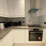 Beautiful 2 Bedroom Flat In London! Near Excel O2 Arena And Central! With Garden