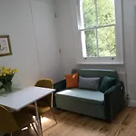 Newly Refurbished 2-Bedroom Flat In Notting Hill