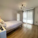 Deluxe Spacious Room In Beckton