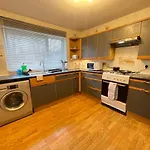 Deluxe Spacious Room In Beckton