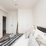 Newly Renovated Modern 4 Bed 3 Bath Apartment London