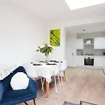 Newly Renovated Modern 4 Bed 3 Bath Apartment London