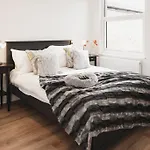 Newly Renovated Modern 4 Bed 3 Bath Apartment London