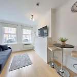 Stunning One Bedroom Studio Apartment In Tooting Broadway London