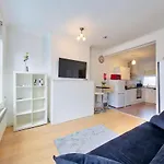 Stunning One Bedroom Studio Apartment In Tooting Broadway London