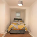 Ideal 2 Bed Flat Close To City