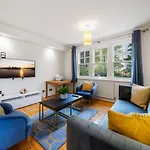 Terrific 2 Bed 2 Bath Apt With Gym & Roof Terrace -12 Mins From Central London