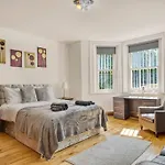 Spacious 3 Bed Apt- Earls Court