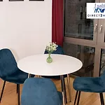 Stylish & Comfy One Bedroom Apartment By Direct2Hosts In Great East London Location!