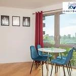 Stylish & Comfy One Bedroom Apartment By Direct2Hosts In Great East London Location!