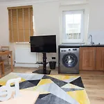 Evergreen Apartments-Flat 5, London