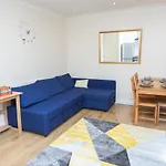 Evergreen Apartments-Flat 5, London