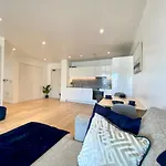 Md Apartments : Stunning 2 Bedroom 2 Bath Apartment - Royal Docks