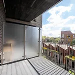 La Creme 1 Bed Apartment - Canning Town
