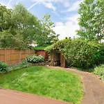 Beautiful Regents Park Apartment