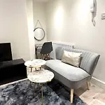 London Charm - Stylish Studio In Kensington