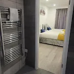 2 Bedrooms 2 Baths, 3 Toilets Excel And City Airport O2 Sleeps Up To 5,