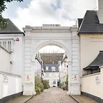 Cobbled Mews Apartment - Hyde Park W2