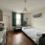 Bright Apartment Near Hyde Park