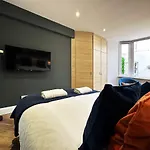 Liam Place Near Hyde Park - 1 Double Bed, 1 Sofa Bed, Spacious Apartment, Private Entrance