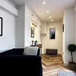 Liam Place Near Hyde Park - 1 Double Bed, 1 Sofa Bed, Spacious Apartment, Private Entrance