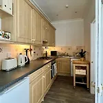 Stylish One-Bedroom Rental With Private Patio In Zone 2