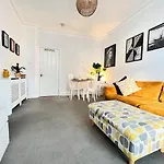Stylish One-Bedroom Rental With Private Patio In Zone 2