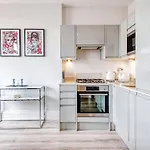 Elegant 1 Bed Apartment- Hampstead Village