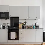 Chic Apartment Near Kensington Palace