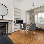 Chic Apartment Near Kensington Palace