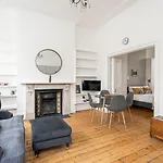 Chic Apartment Near Kensington Palace