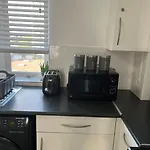 Spacious 1 Bedroom Rental Unit In West London