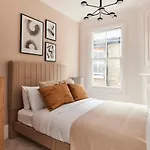 The Elmfield Road Wonder - Dazzling 2Bdr Flat