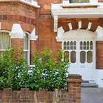 The Elmfield Road Wonder - Dazzling 2Bdr Flat