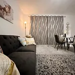 Zoey Place Near Thames River - 2 Double Beds, 1 Single Bed, Spacious, Ideal For Families