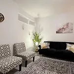 Zoey Place Near Thames River - 2 Double Beds, 1 Single Bed, Spacious, Ideal For Families
